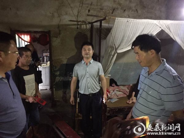 总工会慰问黄港村困难职工家庭2