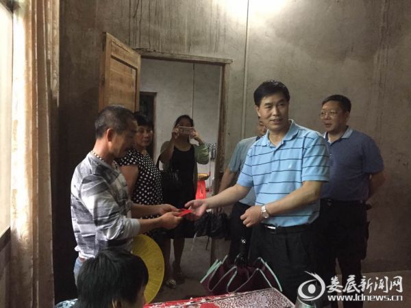 总工会慰问黄洪村困难职工家庭