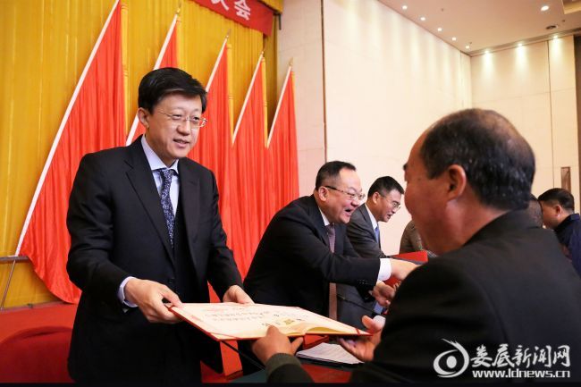 （娄底市委书记、市人大常委会主任刘非，市委副书记、市长杨懿文等与会市领导为市劳动模范和先进工作者代表颁发荣誉证书）